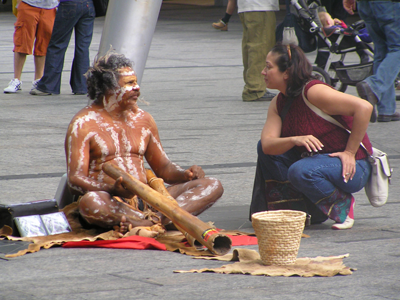 Aboriginal in Brisban mit Didgeridoo